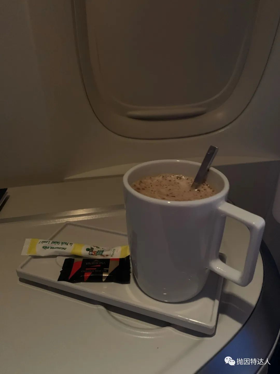 《飞行全程喝到醉生梦死 - 法国航空B77W（巴黎－香港）商务舱体验报告》