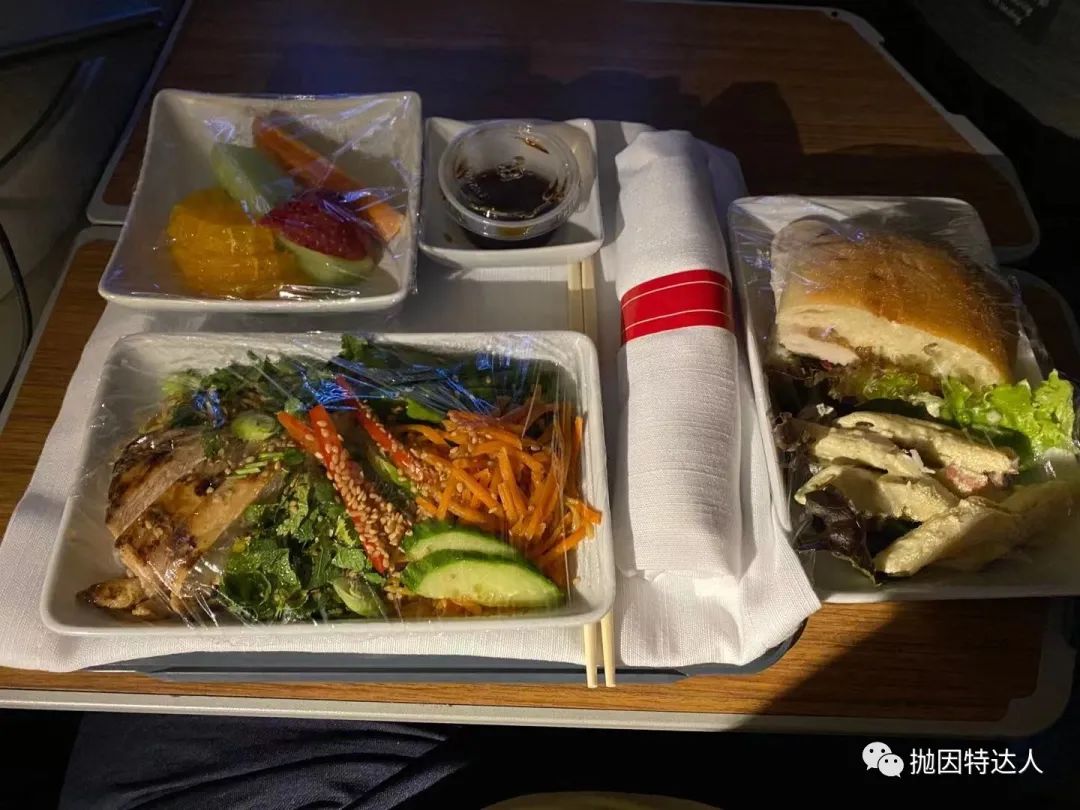 《水果凉面也“温暖升级”——疫情之下美国航空B787-9（达拉斯 - 上海）商务舱体验》