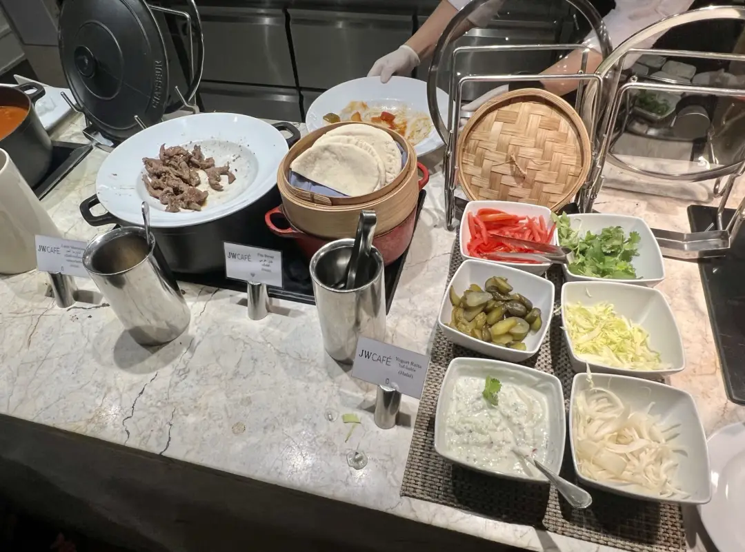 高卡遍地爬，行政酒廊宛如菜市场，分享一下跨年夜经历