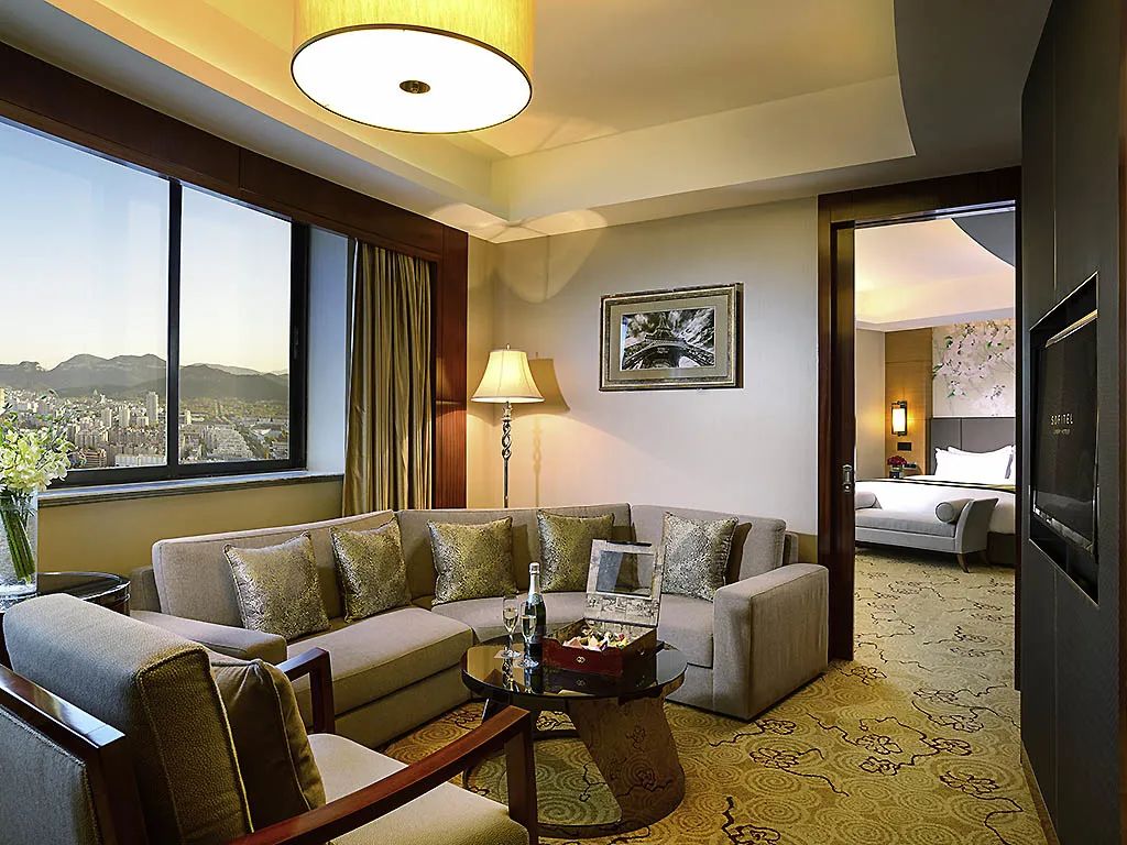 《酒店Bug价：比基础房更便宜的最顶级行政套房，来自济南索菲特银座大饭店！》