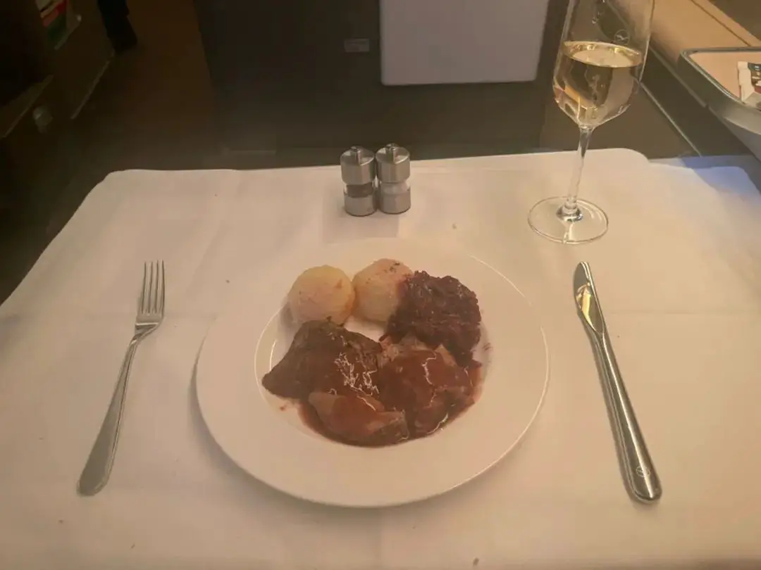 说走就走，寒假旺季通过里程拿下极致奢华的汉莎头等舱回国，这体验太绝了！