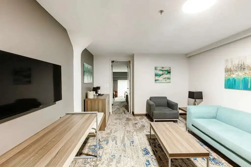 酒店Bug价：7美元入住底特律全套房酒店，还是灵活房价