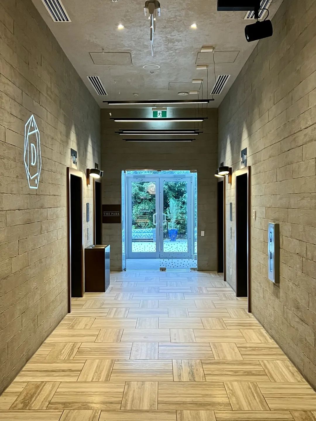 100+平方米超大套房vs北美中式酒店之巅峰,长周末游玩温哥华,哪家体验更出色? 100+平方米超大套房vs北美中式酒店之巅峰,长周末游玩温哥华,哪家体验更出色?