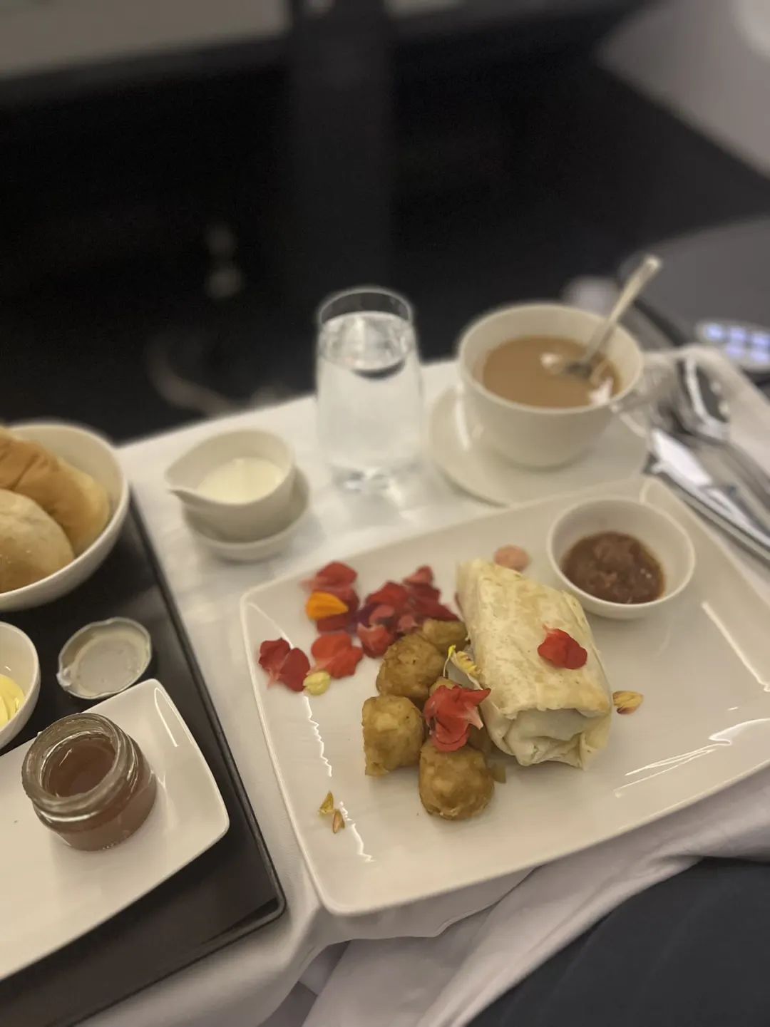 大概是中美最低价商务舱,仅需2300美元即可往返中美,开学/放假旺季同样适用 12 大概是中美最低价商务舱,仅需2300美元即可往返中美,而且开学/放假旺季同样适用