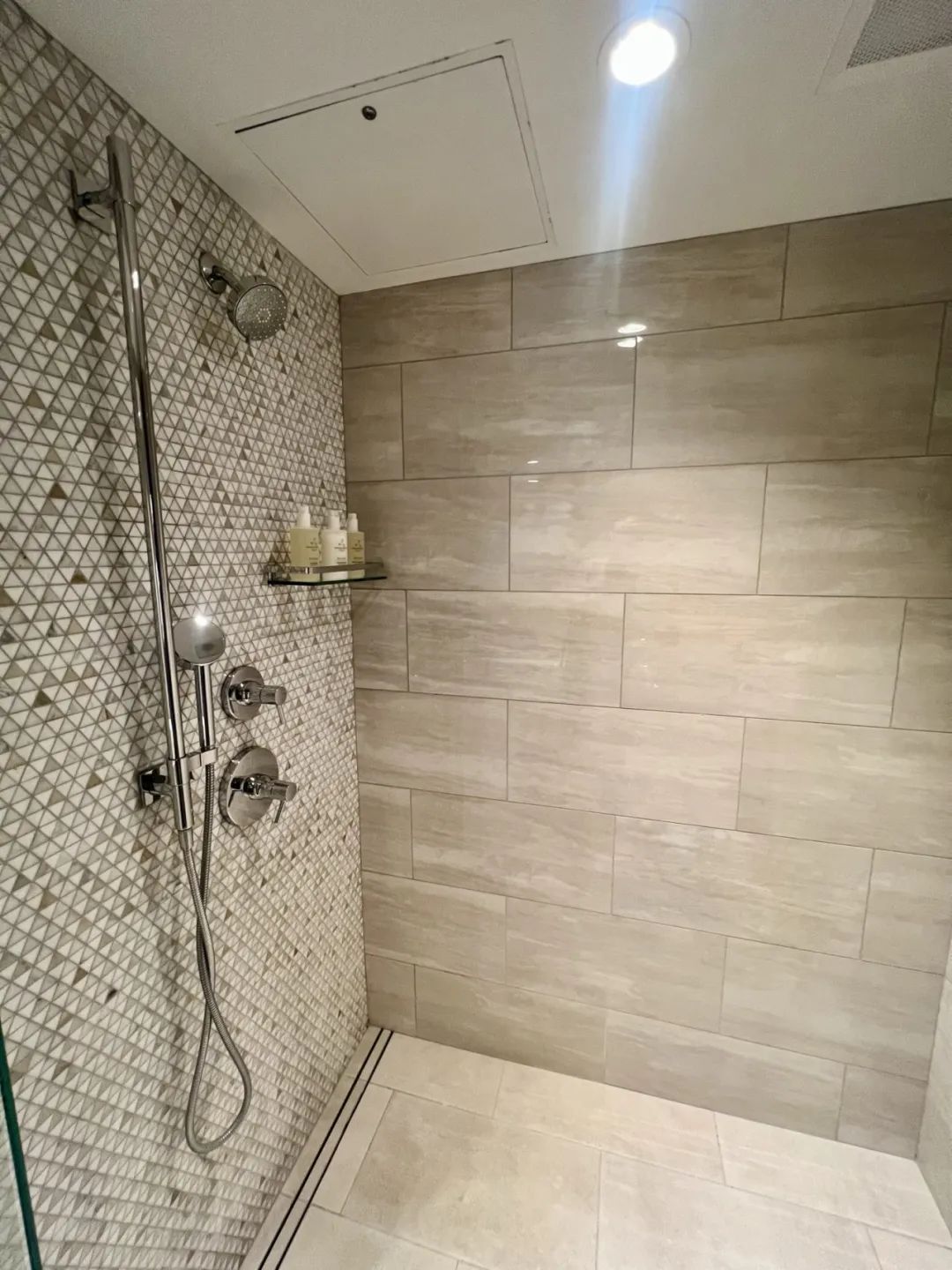 从一言难尽到充满惊喜,新酒店+升套房缺一不可,这大概是这家JW万豪最佳的打开方式了 从一言难尽到充满惊喜,新酒店+升套房缺一不可,这大概是这家JW万豪最佳的打开方式了