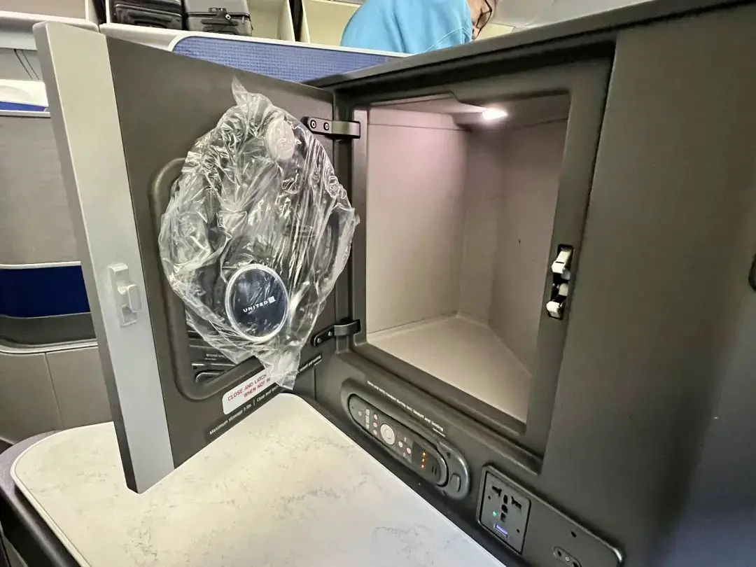 短途境内航班居然飞到了最佳B767商务舱，感恩这次终于没碰到降舱 / 坏座椅