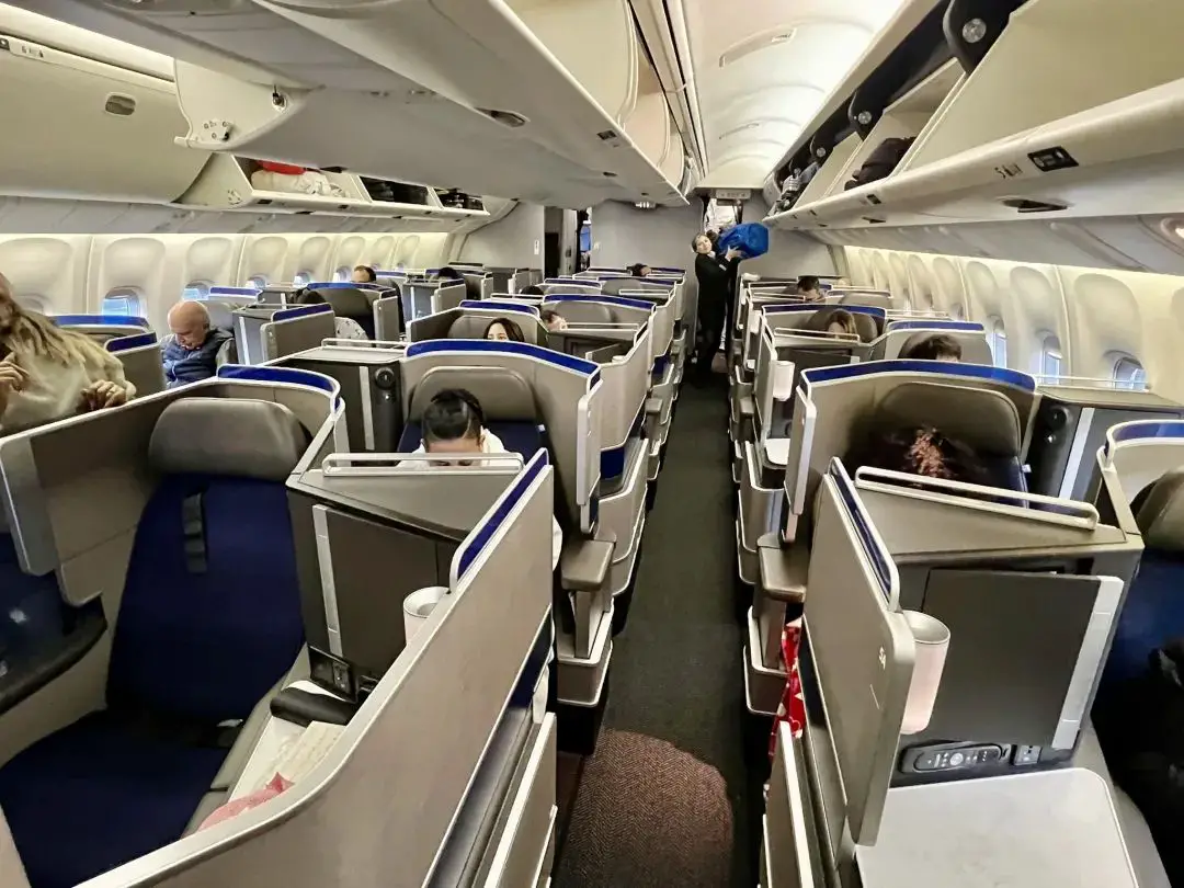 短途境内航班居然飞到了最佳B767商务舱，感恩这次终于没碰到降舱 / 坏座椅