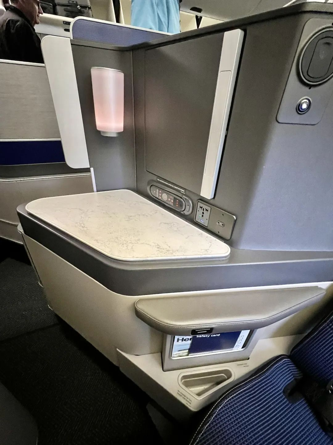 短途境内航班居然飞到了最佳B767商务舱，感恩这次终于没碰到降舱 / 坏座椅