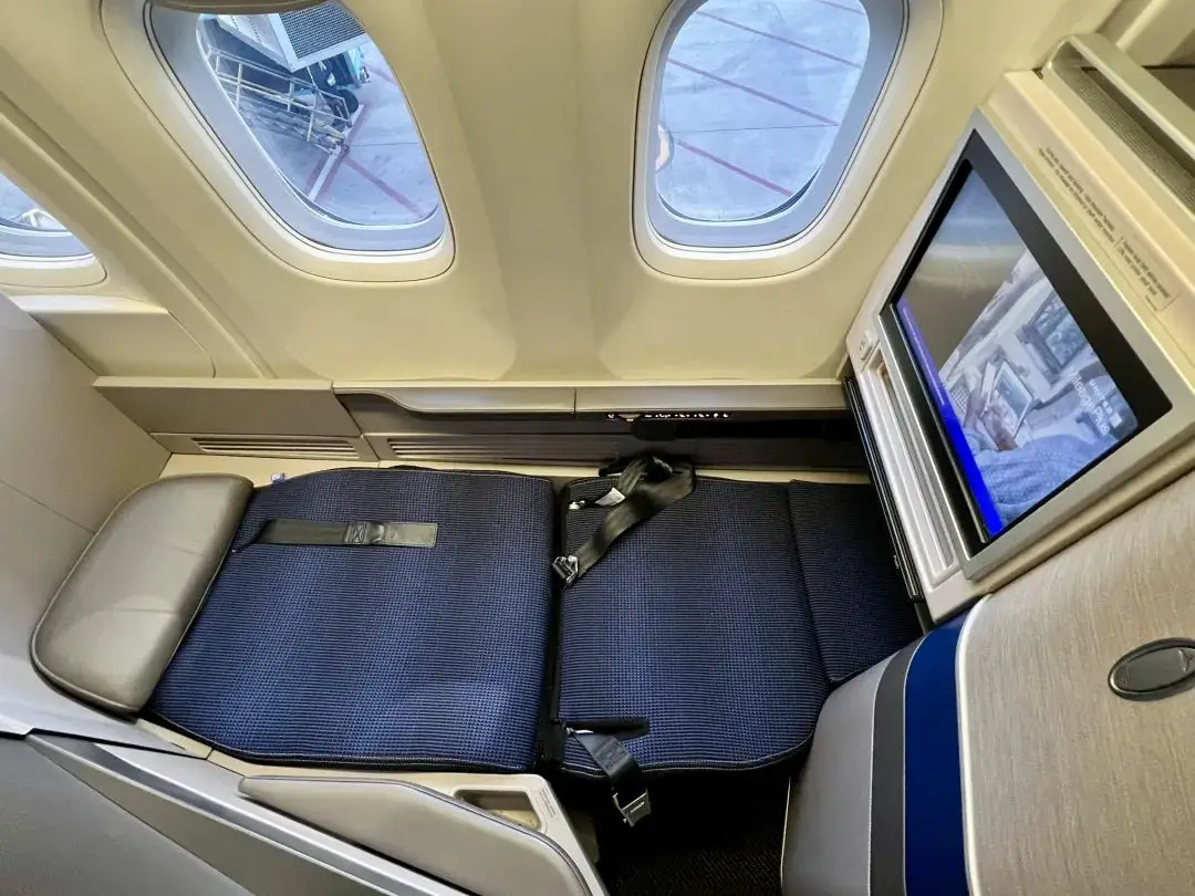 短途境内航班居然飞到了最佳B767商务舱，感恩这次终于没碰到降舱 / 坏座椅