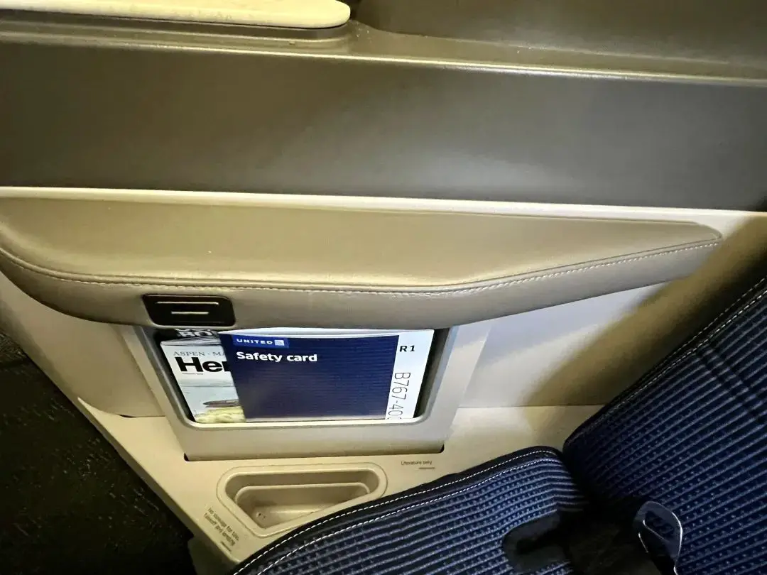 短途境内航班居然飞到了最佳B767商务舱，感恩这次终于没碰到降舱 / 坏座椅