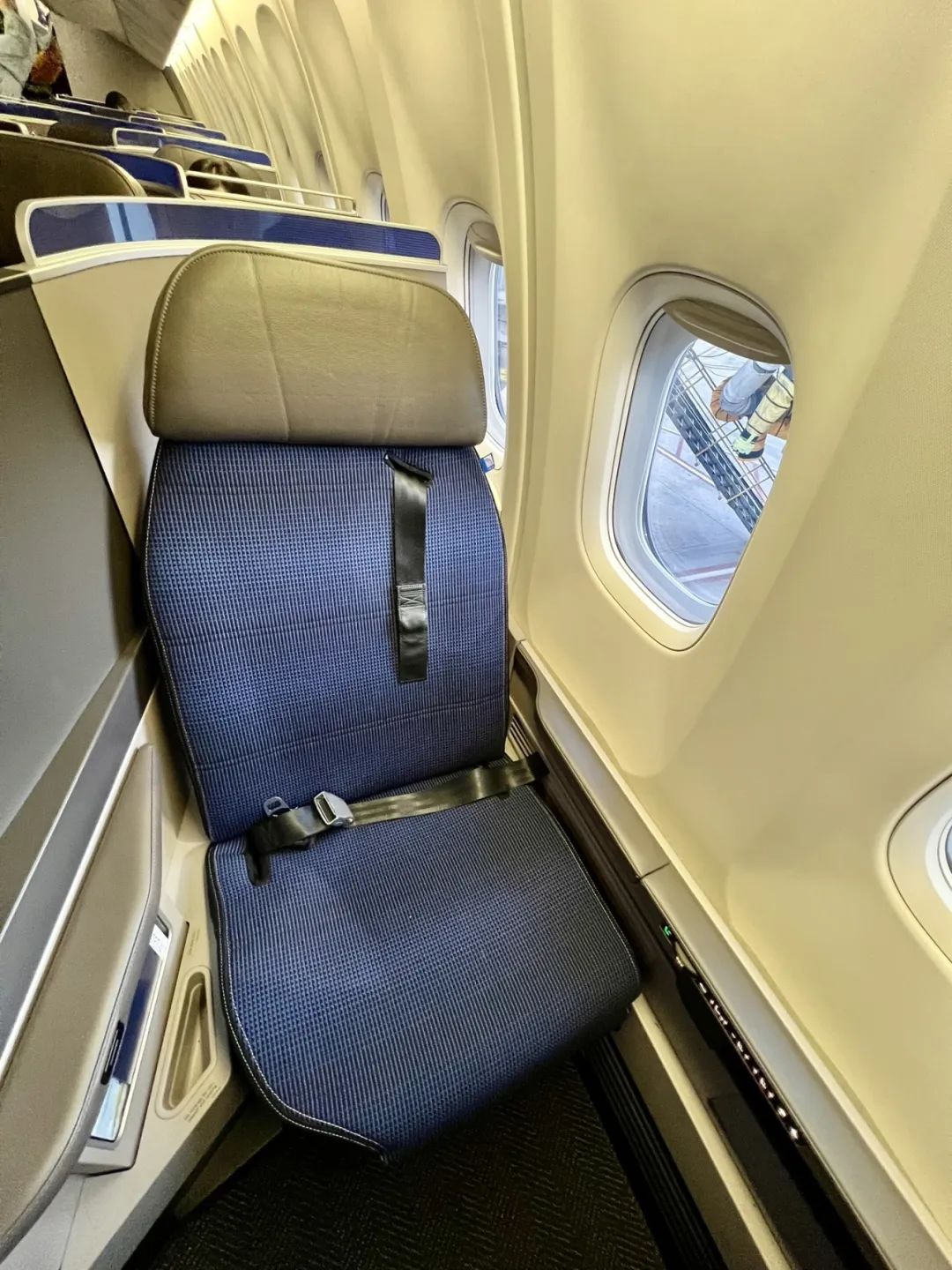 短途境内航班居然飞到了最佳B767商务舱，感恩这次终于没碰到降舱 / 坏座椅