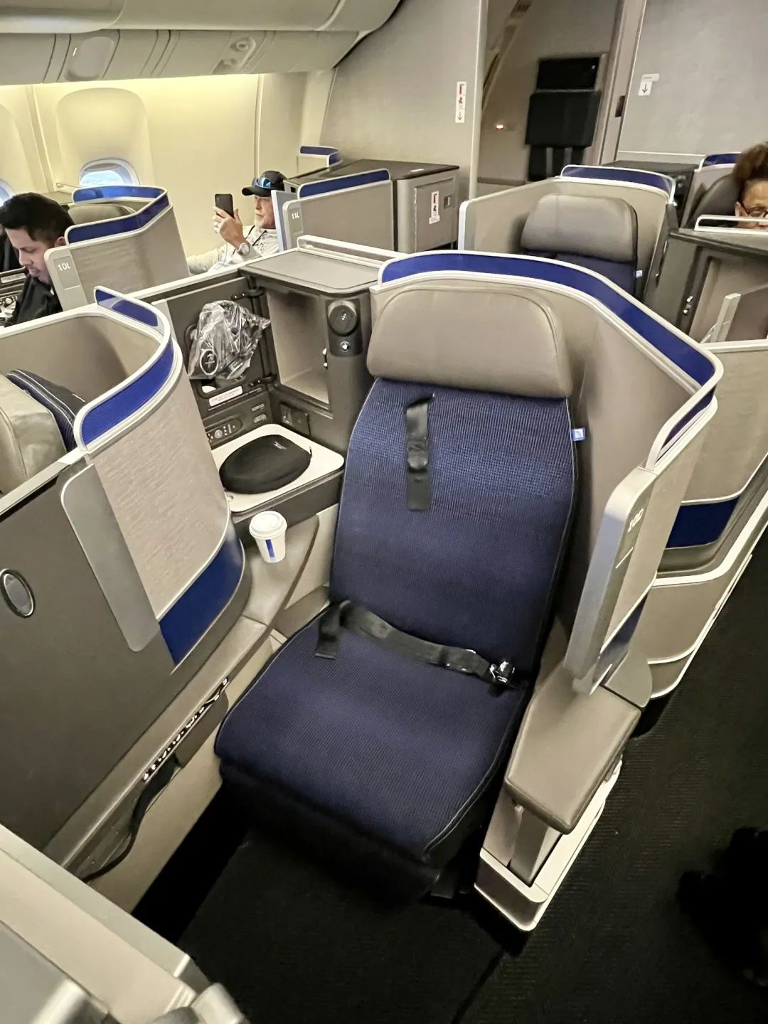短途境内航班居然飞到了最佳B767商务舱，感恩这次终于没碰到降舱 / 坏座椅