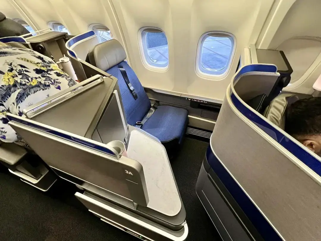 短途境内航班居然飞到了最佳B767商务舱，感恩这次终于没碰到降舱 / 坏座椅