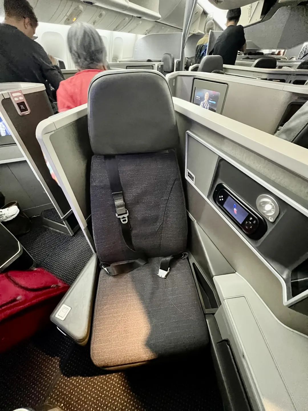 最奇葩的正反倒骑驴反鱼骨商务舱座位，哪家航司居然推出这种鬼才设计？