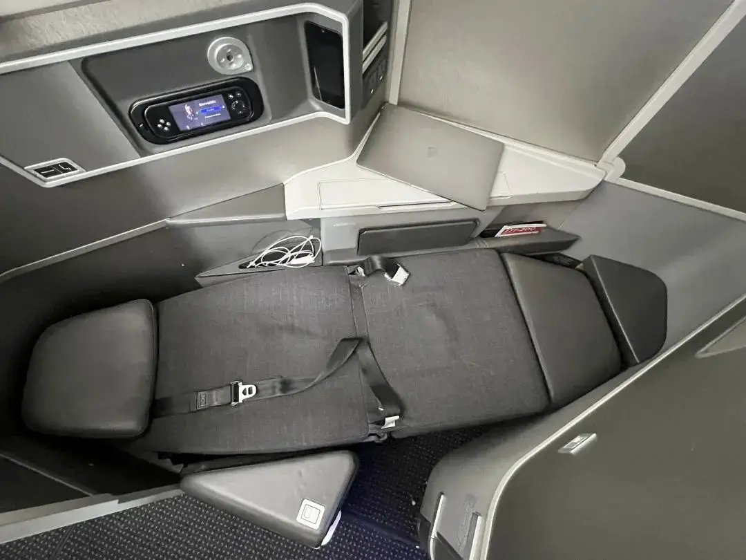 最奇葩的正反倒骑驴反鱼骨商务舱座位，哪家航司居然推出这种鬼才设计？