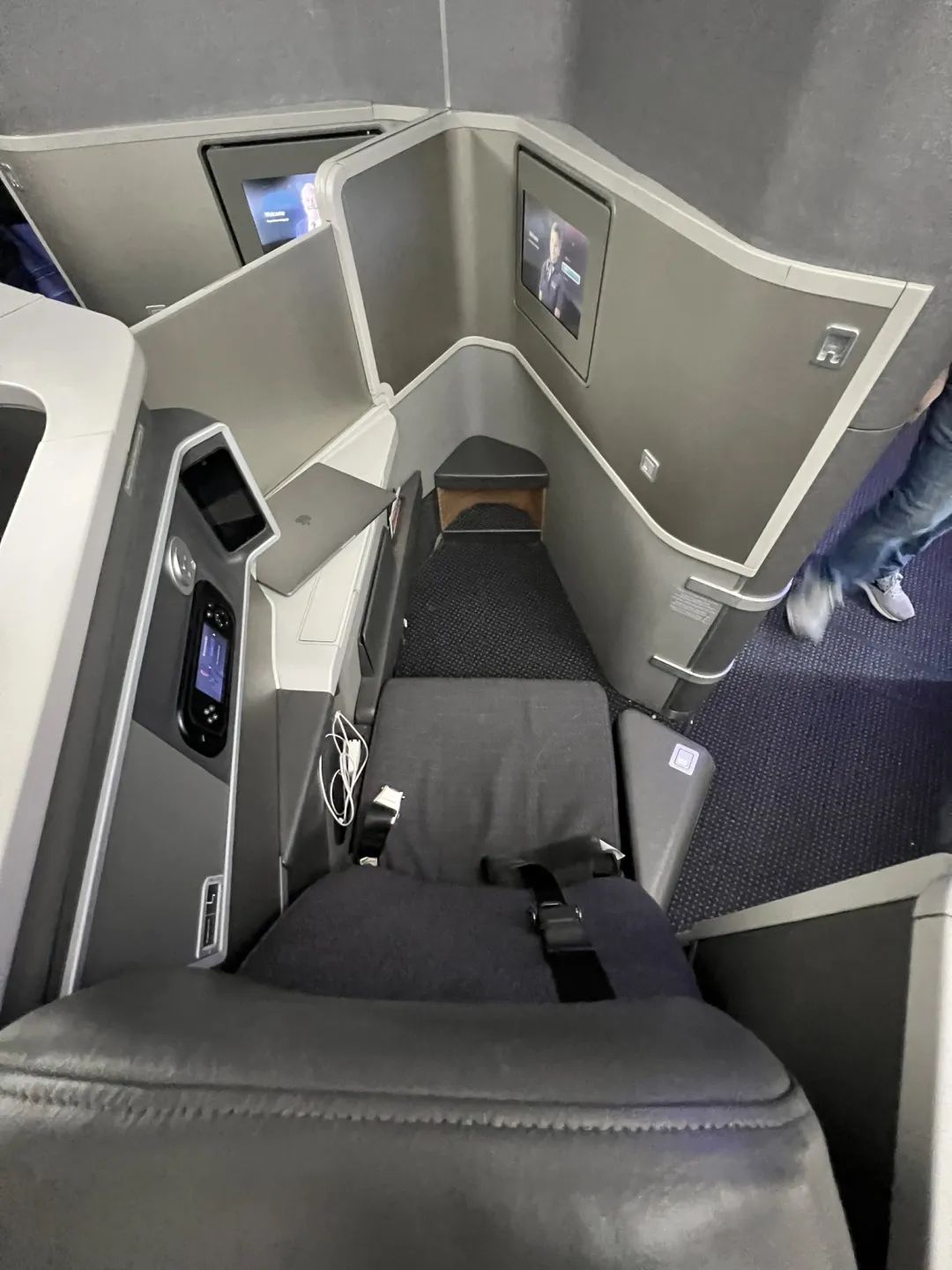 最奇葩的正反倒骑驴反鱼骨商务舱座位，哪家航司居然推出这种鬼才设计？