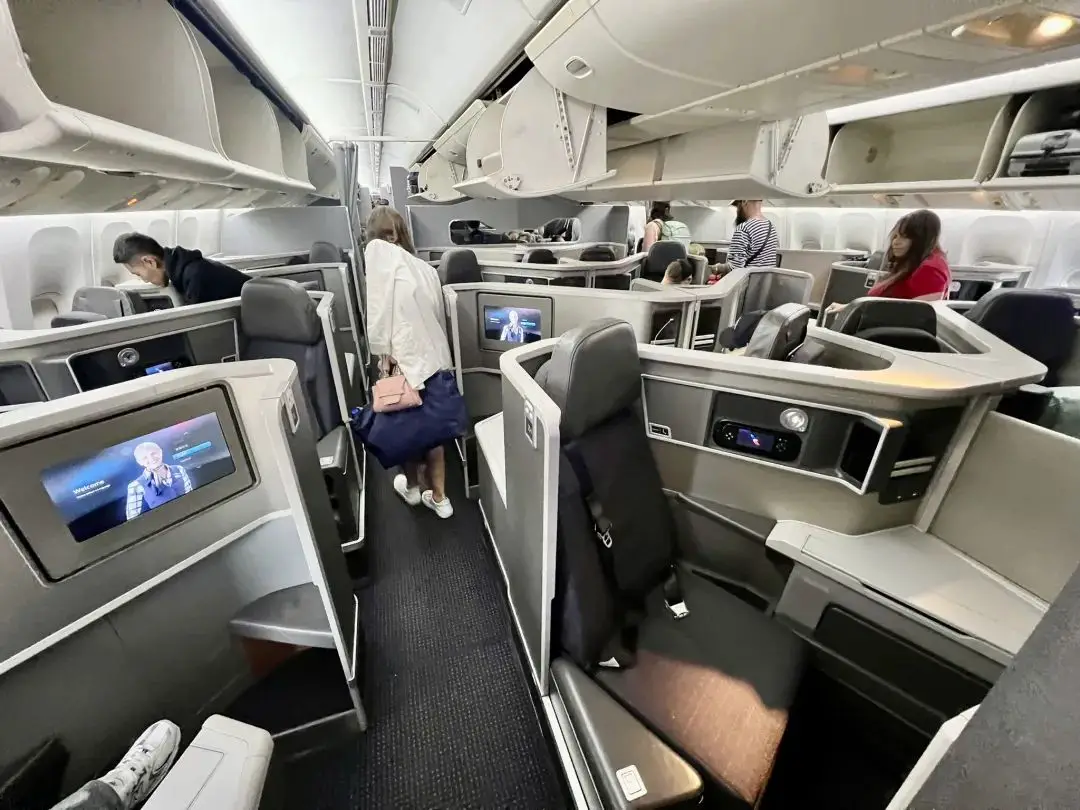 最奇葩的正反倒骑驴反鱼骨商务舱座位，哪家航司居然推出这种鬼才设计？