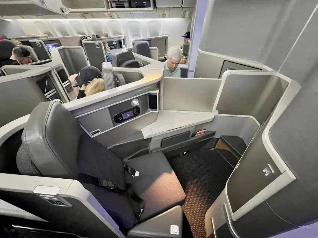 最奇葩的正反倒骑驴反鱼骨商务舱座位，哪家航司居然推出这种鬼才设计？