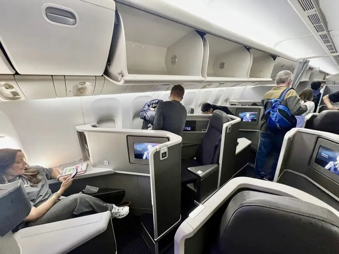 最奇葩的正反倒骑驴反鱼骨商务舱座位，哪家航司居然推出这种鬼才设计？