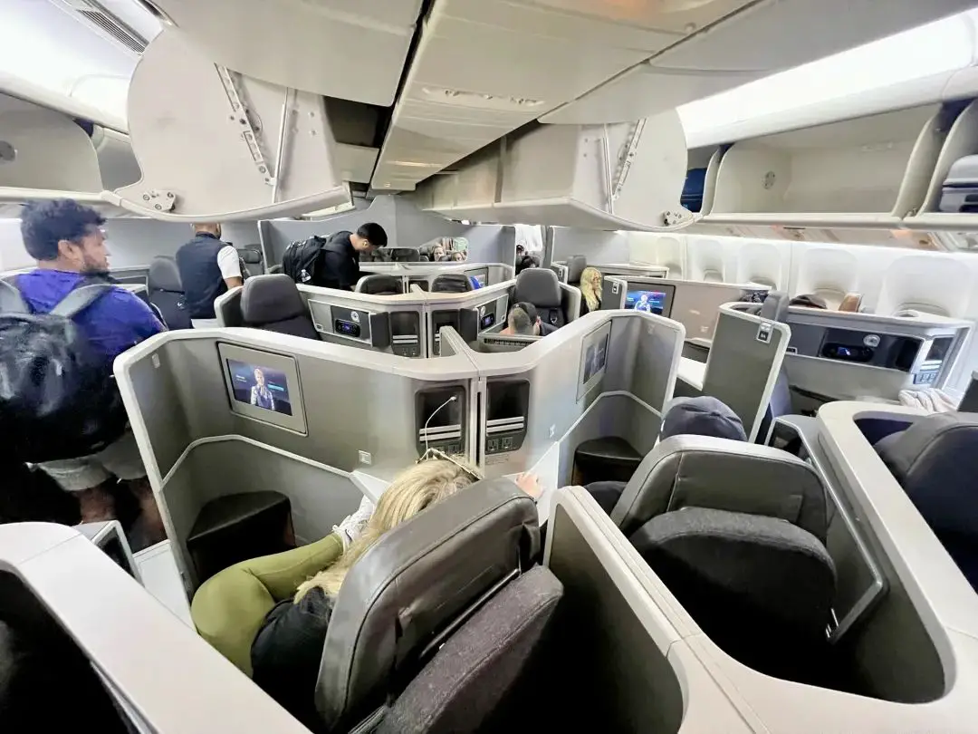 最奇葩的正反倒骑驴反鱼骨商务舱座位，哪家航司居然推出这种鬼才设计？