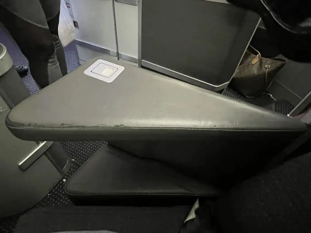 最奇葩的正反倒骑驴反鱼骨商务舱座位，哪家航司居然推出这种鬼才设计？