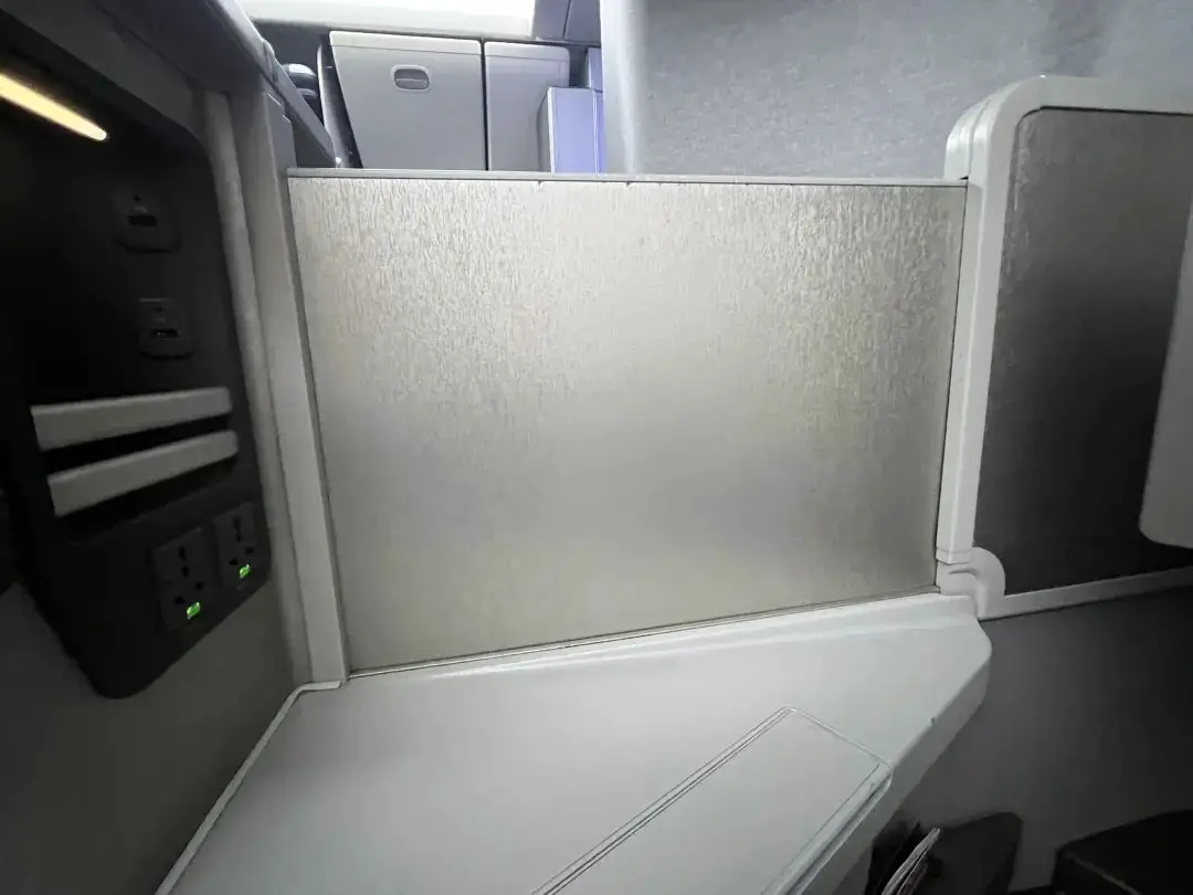 最奇葩的正反倒骑驴反鱼骨商务舱座位，哪家航司居然推出这种鬼才设计？