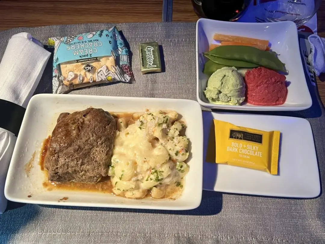 最奇葩的正反倒骑驴反鱼骨商务舱座位，哪家航司居然推出这种鬼才设计？