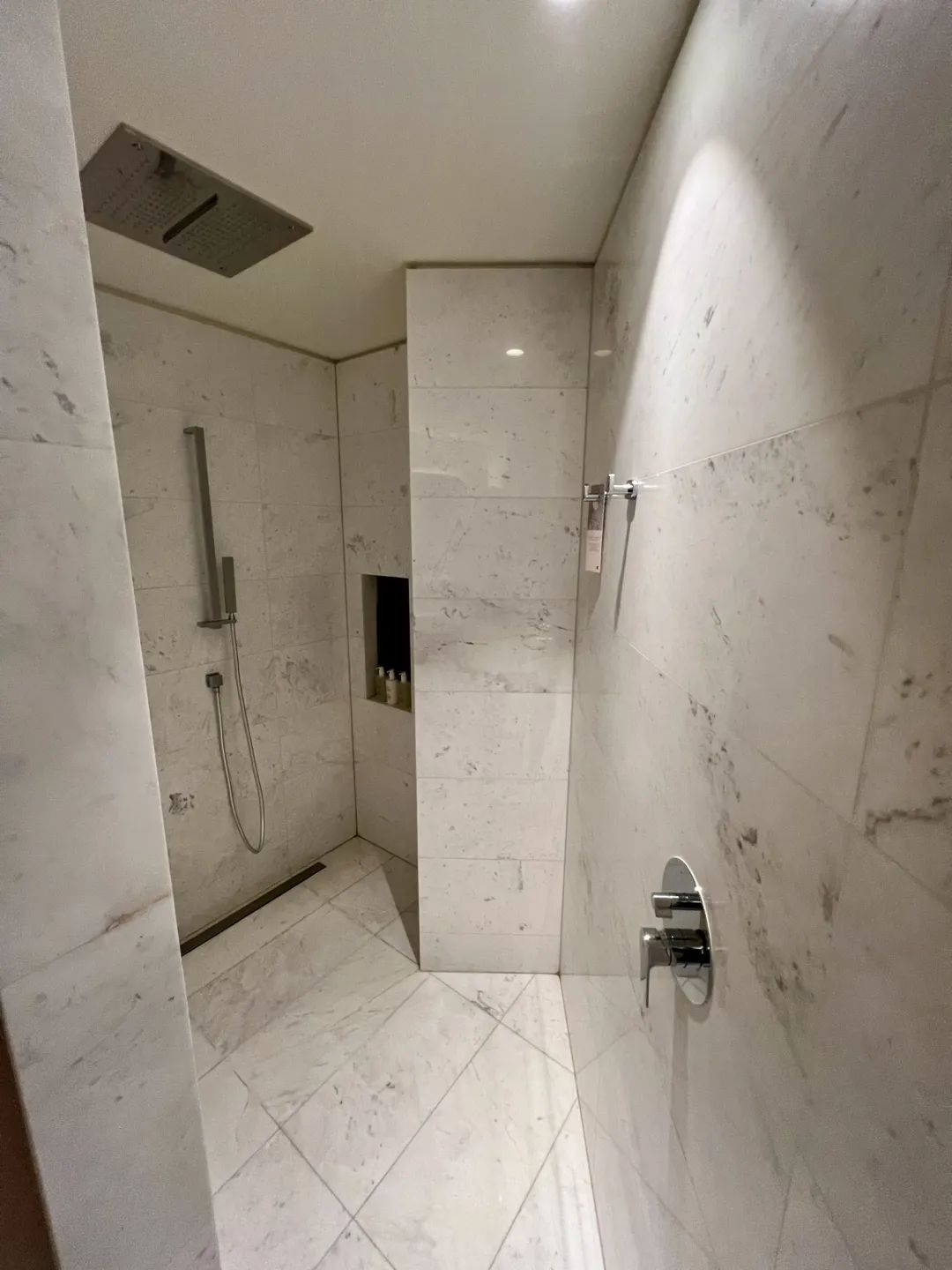 海景无敌但设计拉胯，不过Checkout之后还能洗澡让我没想到