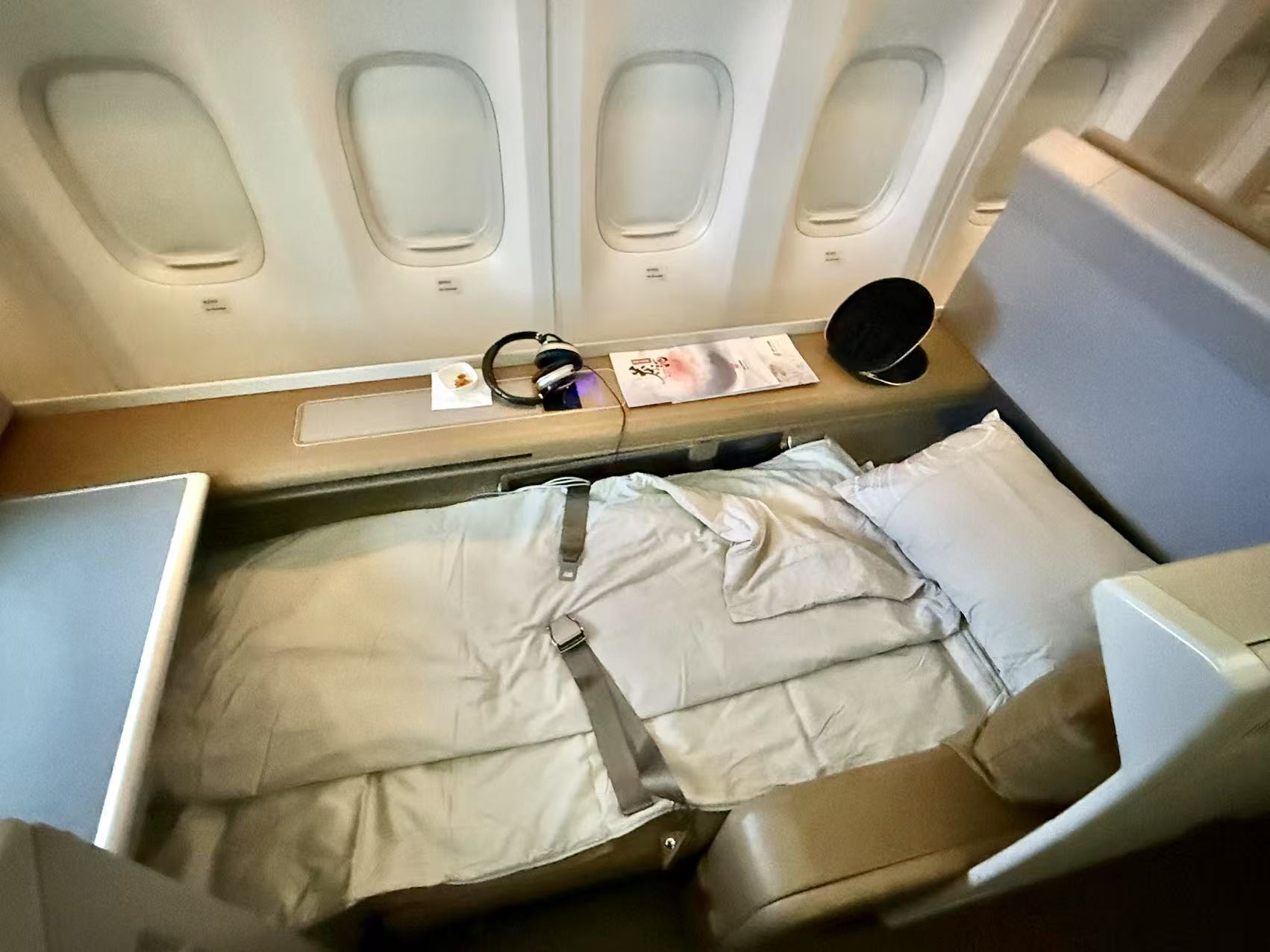 解锁期待已久的国航B747-8空中女王Bug头等舱机票,星友聚会 & 偶遇名人,还赚到积分 8 解锁期待已久的国航B747-8空中女王Bug头等舱机票,星友聚会 & 偶遇名人,还赚到积分