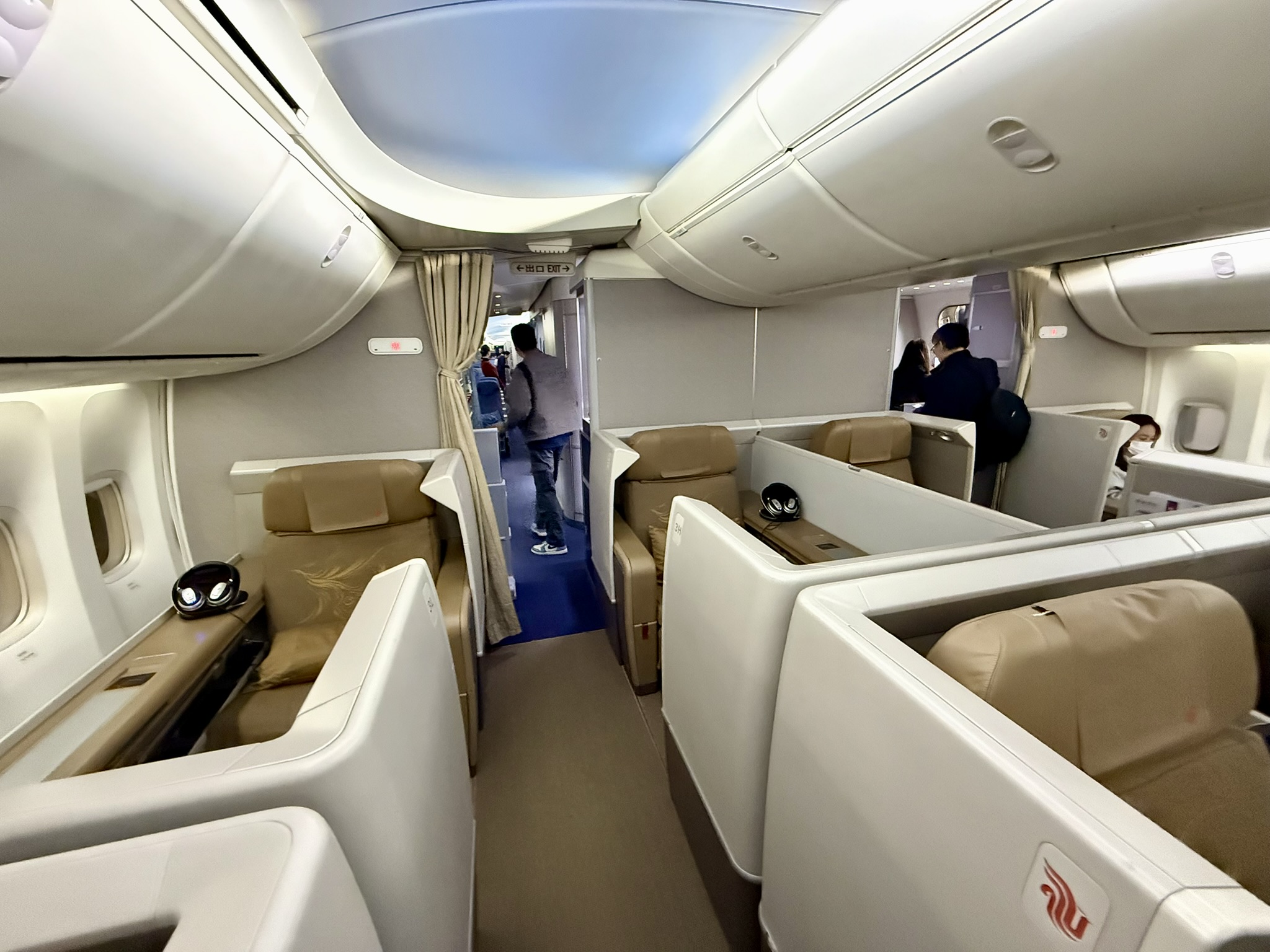 国航B747-8头等舱Bug票,16小时沉浸式飞行 - 国航B747-8 JFK – PEK(纽约 – 北京)头等舱体验 4 国航B747-8头等舱Bug票,16小时沉浸式飞行 - 国航B747-8 JFK – PEK(纽约 – 北京)头等舱体验