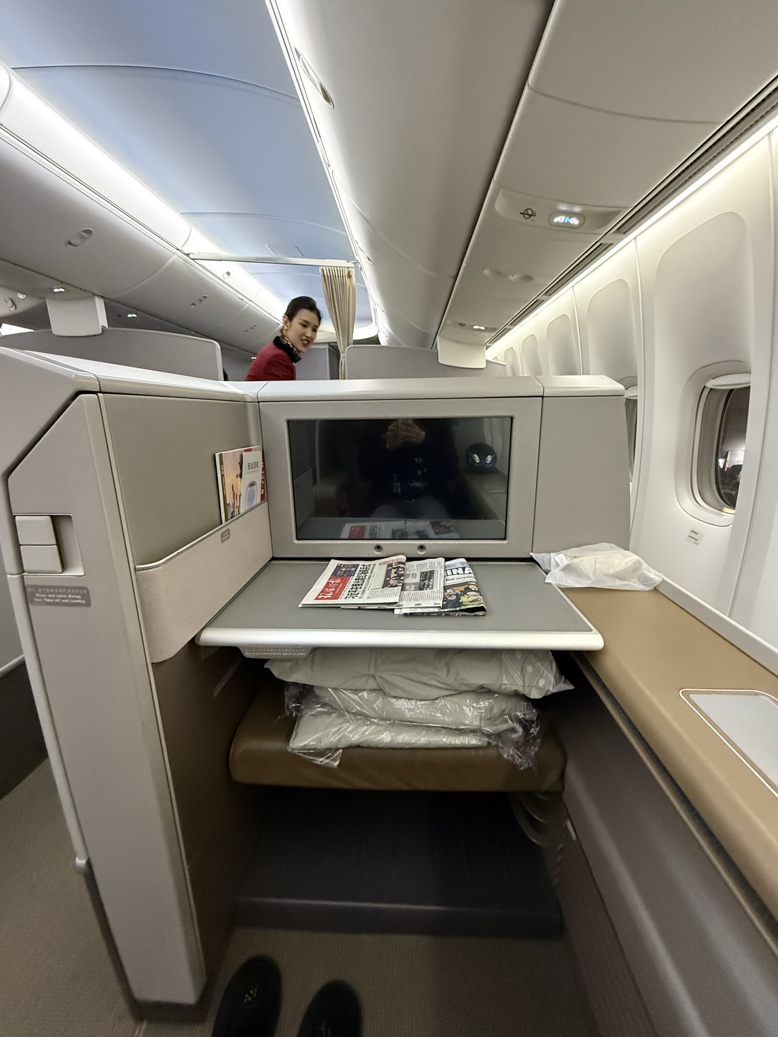 国航B747-8头等舱Bug票,16小时沉浸式飞行 - 国航B747-8 JFK – PEK(纽约 – 北京)头等舱体验 9 国航B747-8头等舱Bug票,16小时沉浸式飞行 - 国航B747-8 JFK – PEK(纽约 – 北京)头等舱体验