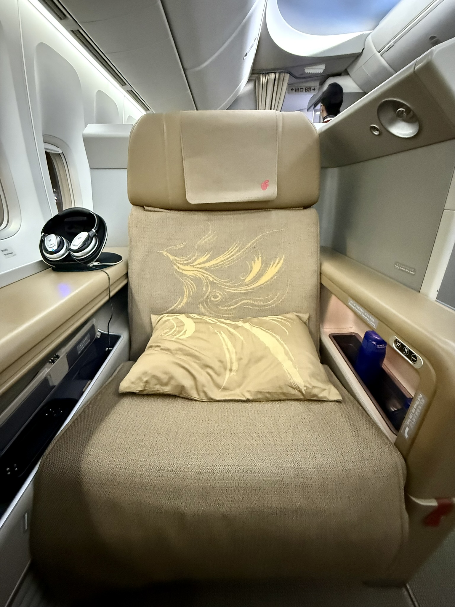 国航B747-8头等舱Bug票,16小时沉浸式飞行 - 国航B747-8 JFK – PEK(纽约 – 北京)头等舱体验 8 国航B747-8头等舱Bug票,16小时沉浸式飞行 - 国航B747-8 JFK – PEK(纽约 – 北京)头等舱体验