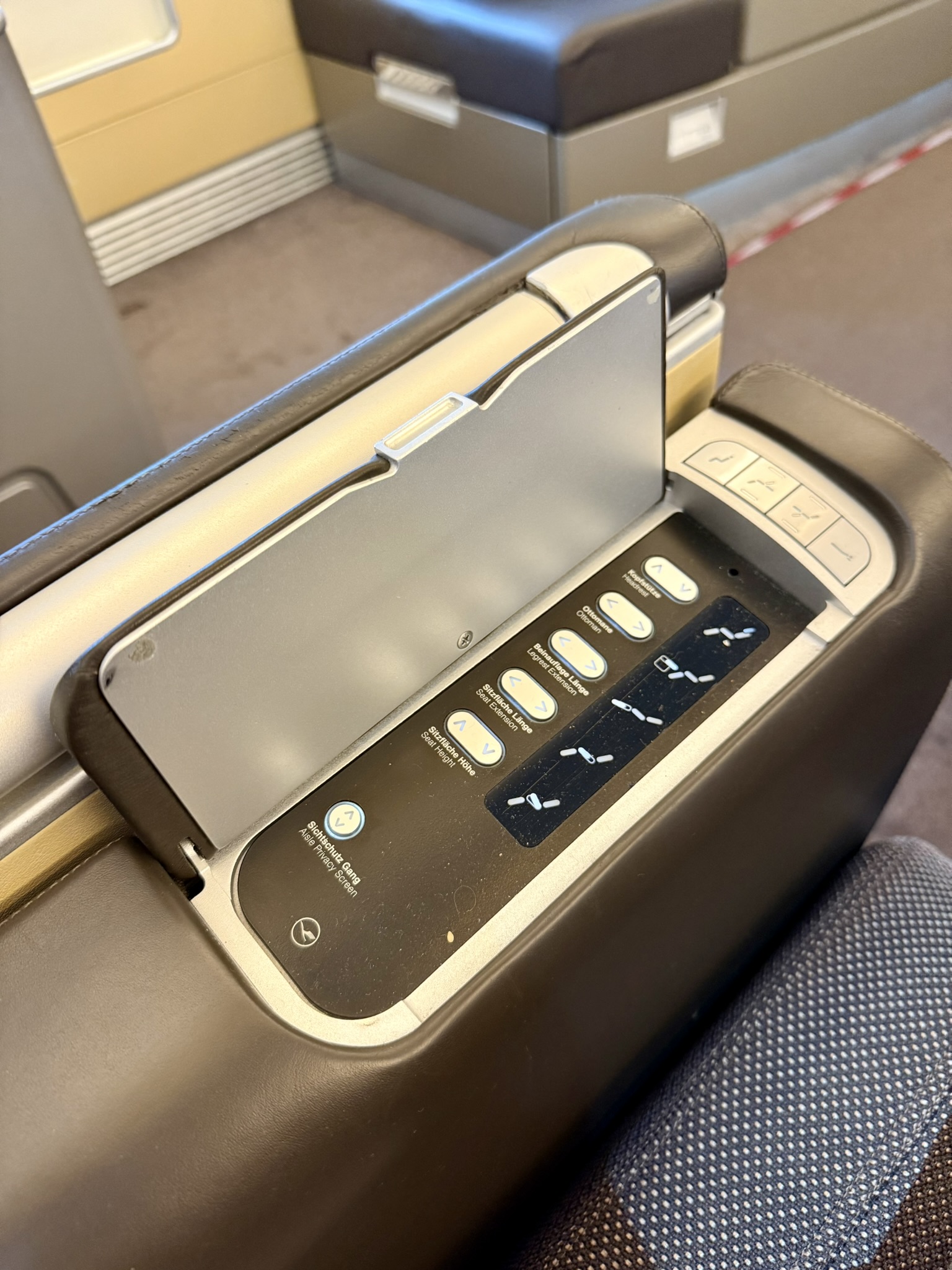 A380头等舱的独特快乐,临期说走就走 - 汉莎A380-800(纽约JFK - 慕尼黑)头等舱体验 12 A380头等舱的独特快乐,临期说走就走 - 汉莎A380-800(纽约JFK - 慕尼黑)头等舱体验