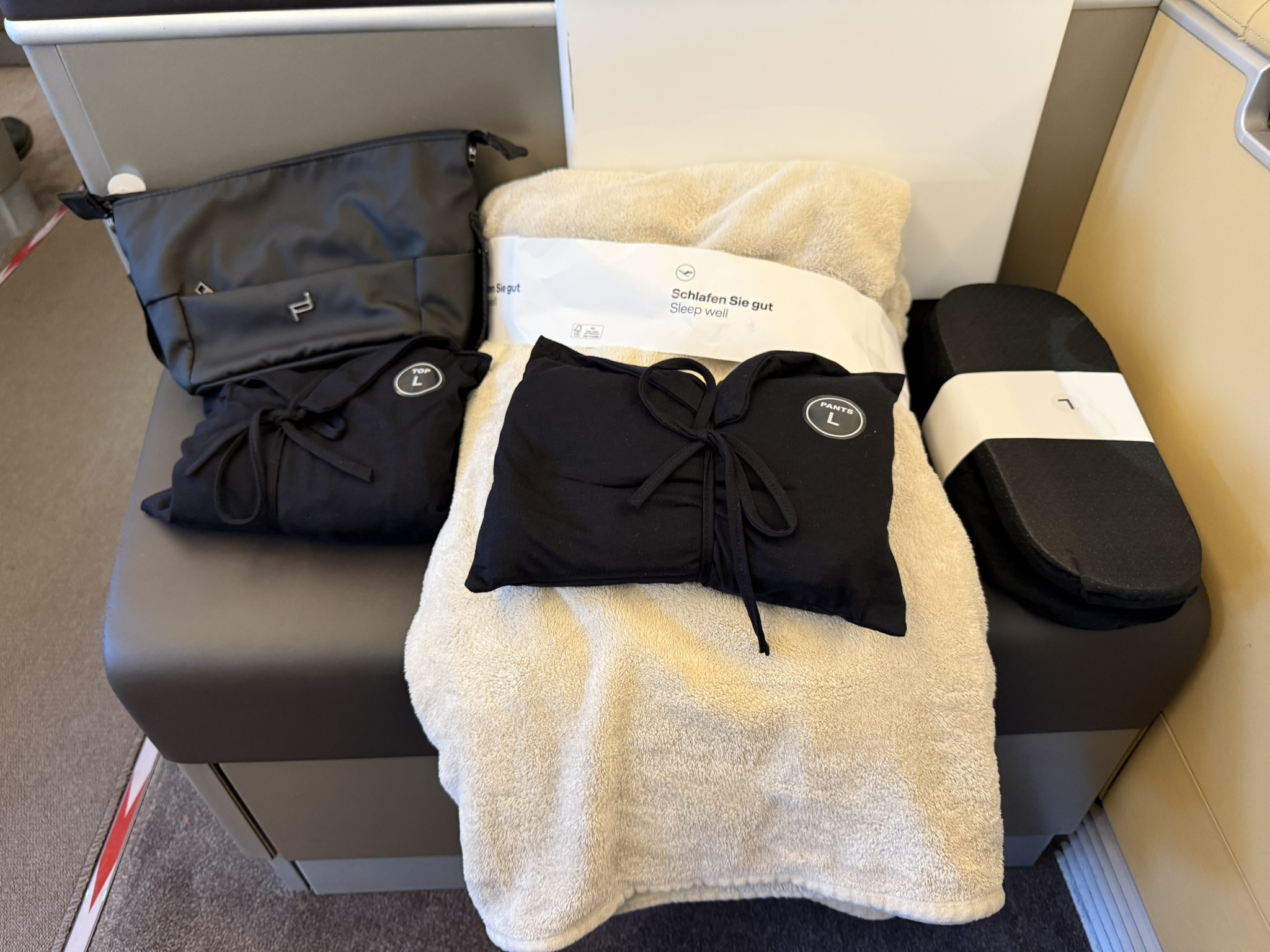 A380头等舱的独特快乐,临期说走就走 - 汉莎A380-800(纽约JFK - 慕尼黑)头等舱体验 21 A380头等舱的独特快乐,临期说走就走 - 汉莎A380-800(纽约JFK - 慕尼黑)头等舱体验