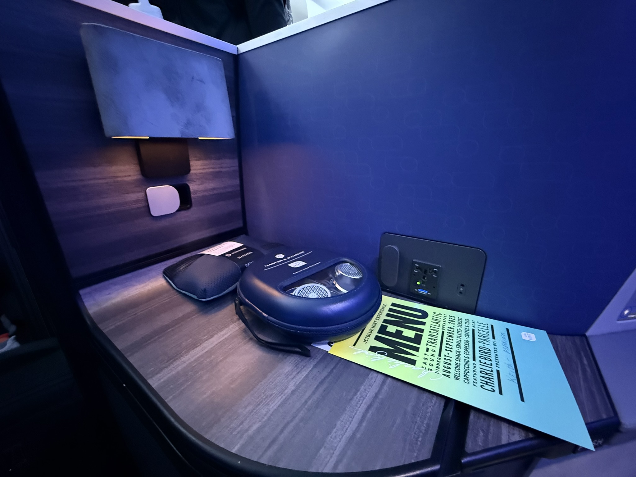 第一次窄体机商务舱跨洋,居然是顶级套间?JetBlue Mint A321neo(纽约JFK – 巴黎CDG)商务舱体验 13 第一次窄体机商务舱跨洋,居然是顶级套间?JetBlue Mint A321neo(纽约JFK – 巴黎CDG)商务舱体验