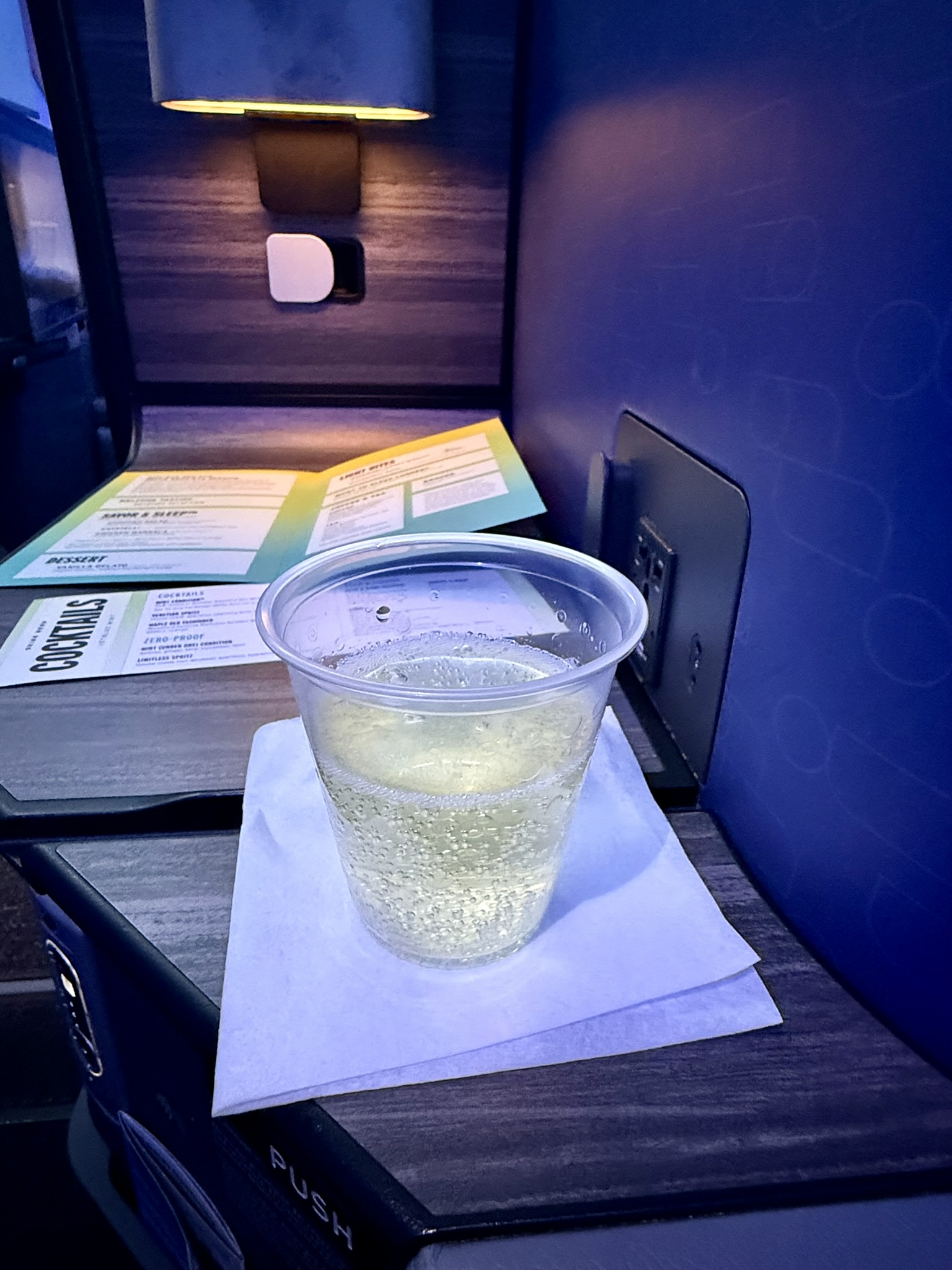 第一次窄体机商务舱跨洋,居然是顶级套间?JetBlue Mint A321neo(纽约JFK – 巴黎CDG)商务舱体验 27 第一次窄体机商务舱跨洋,居然是顶级套间?JetBlue Mint A321neo(纽约JFK – 巴黎CDG)商务舱体验