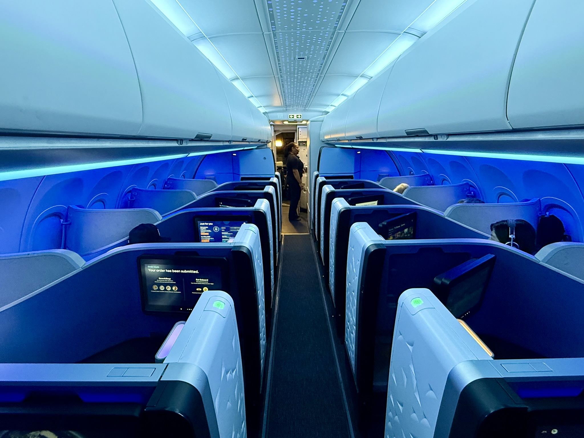 第一次窄体机商务舱跨洋,居然是顶级套间?JetBlue Mint A321neo(纽约JFK – 巴黎CDG)商务舱体验 8 第一次窄体机商务舱跨洋,居然是顶级套间?JetBlue Mint A321neo(纽约JFK – 巴黎CDG)商务舱体验